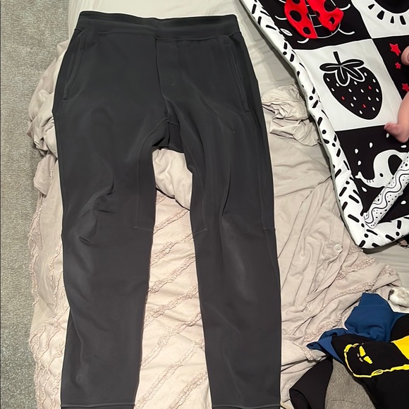 Men’s lululemon sojourn joggers in dark grey - Picture 1 of 4